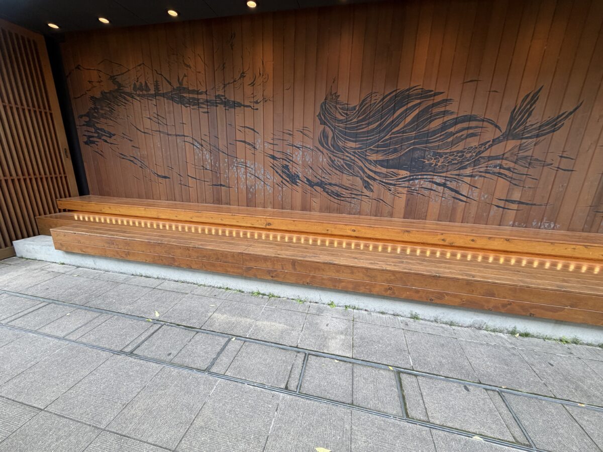 スターバックス山口市中央公園店の外にはセイレーンを背にコーヒーが飲める