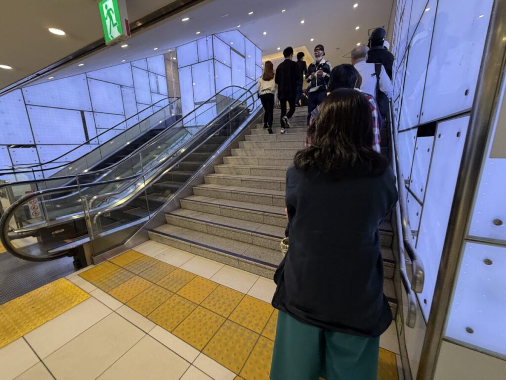 伊勢丹新宿の人気商品・富士見堂あんこ天米は開店前新宿三丁目駅近くの入り口から並ぶ