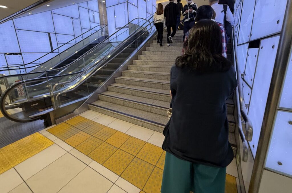 伊勢丹新宿の人気商品・富士見堂あんこ天米は開店前新宿三丁目駅近くの入り口から並ぶ