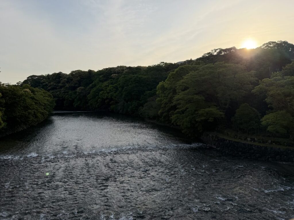 伊勢神宮入り口の端からの朝日