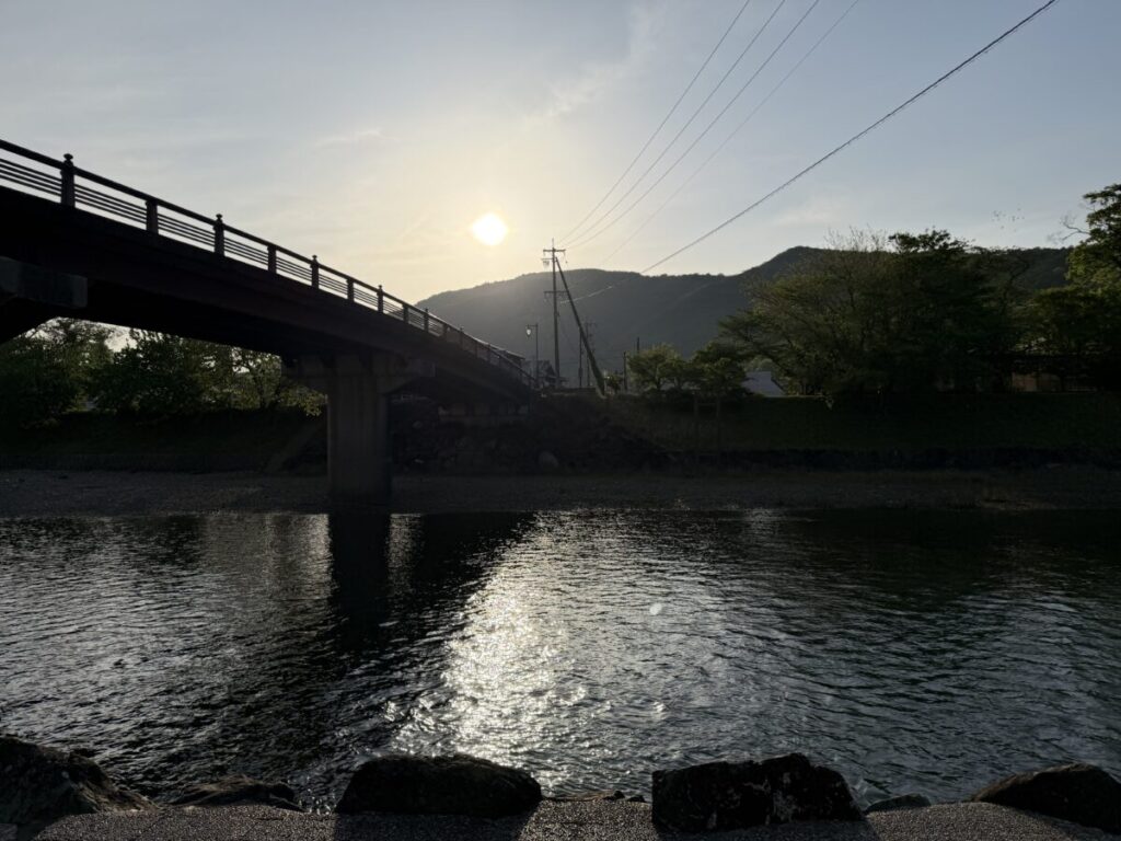 五十鈴川の朝日は美しい