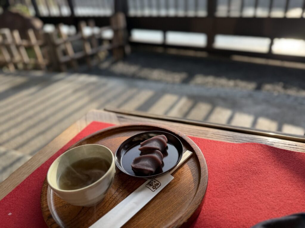伊勢早朝参拝後の赤福は最高　特等席もゆったり