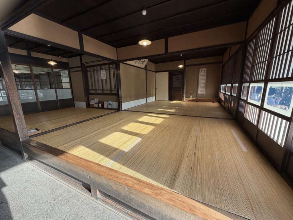いつもは人がぎっしりの赤福本店も朝は誰もいない