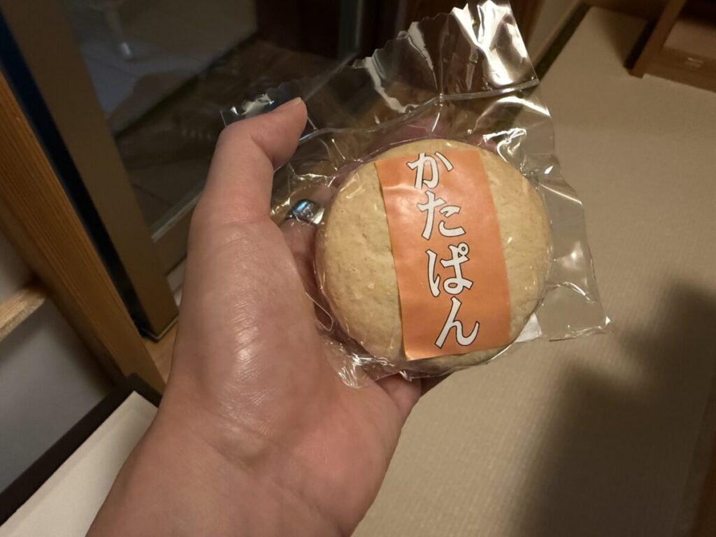早朝参拝用にロビーで配られる伊久のかたぱん