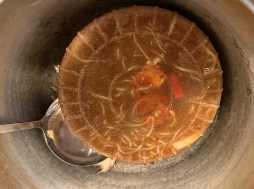 セブン麻辣湯の裏側。春雨が見える