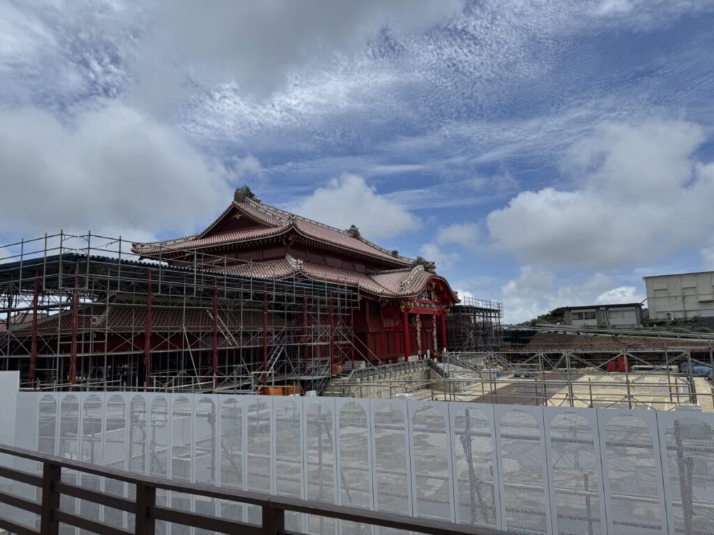 修復中の首里城正殿