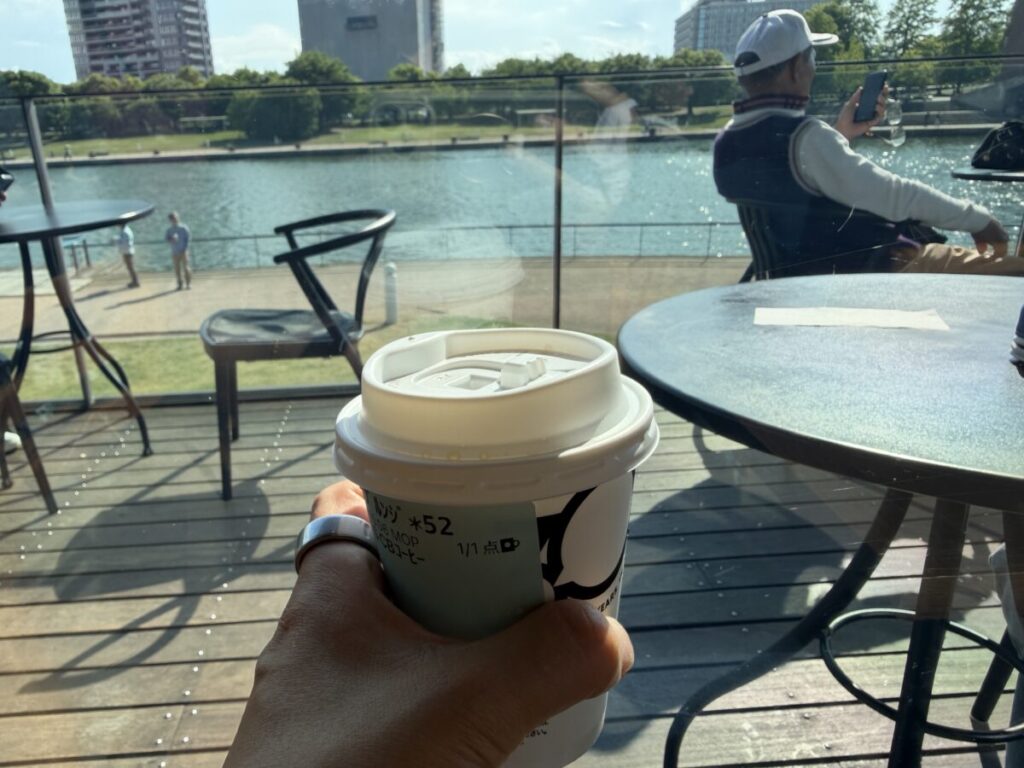 スタバ・富山環水公園店の店内からテラスを臨む