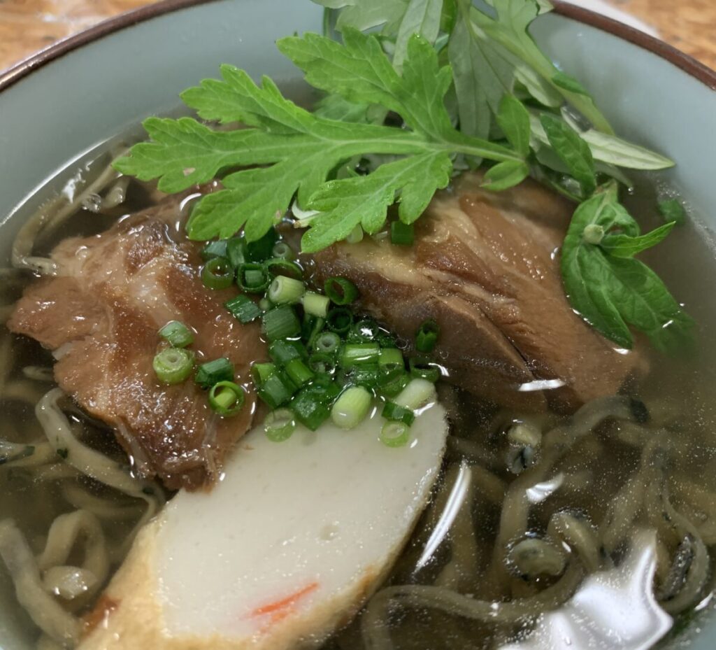 沖縄そばの名店・那覇おもろまちのゆうなみ蓬入り