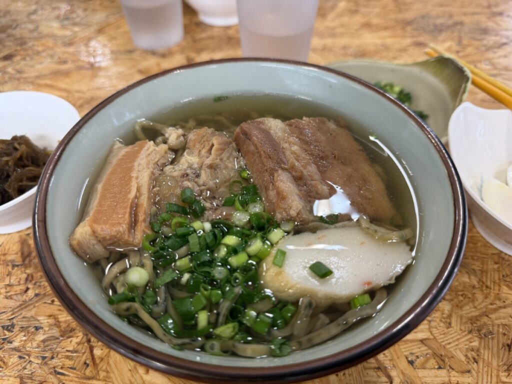 沖縄そばの名店・ゆうなみのミックスは絶品