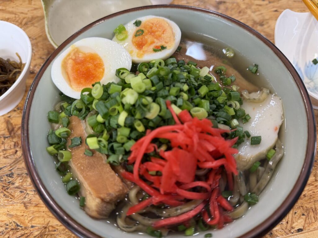 沖縄そばの名店ゆうなみのネギ足しはおすすめ