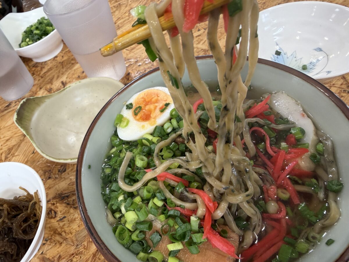 沖縄そばの名店 ゆうなみのよもぎ麺