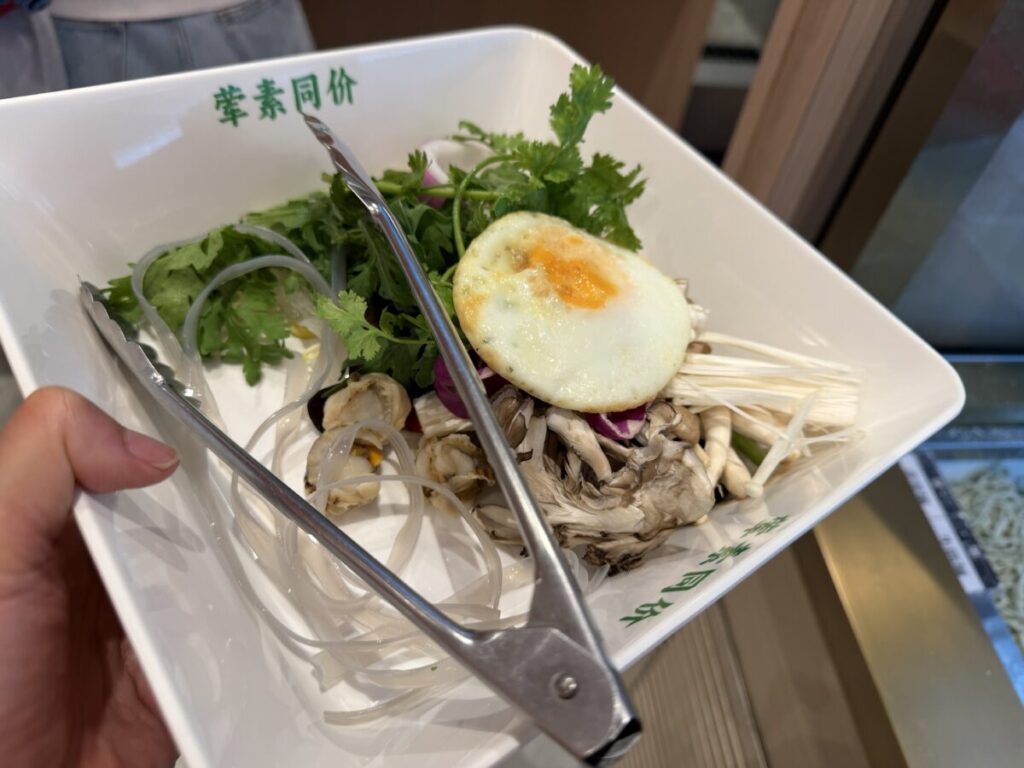池袋麻辣湯・毎客毎味のボウルと具材