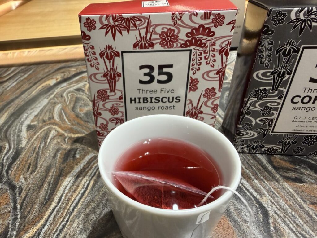 35　coffee　ハーブティーはマンゴー風味のハイビスカス