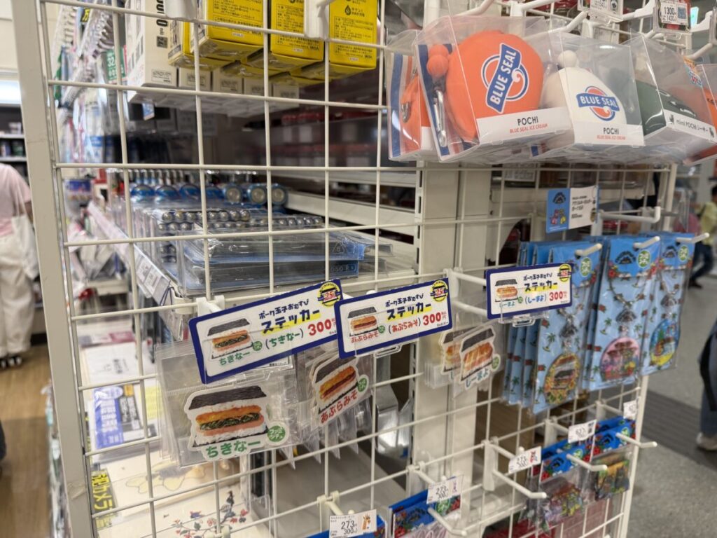 那覇空港ファミマ・沖縄限定グッズは可愛いものばかり。