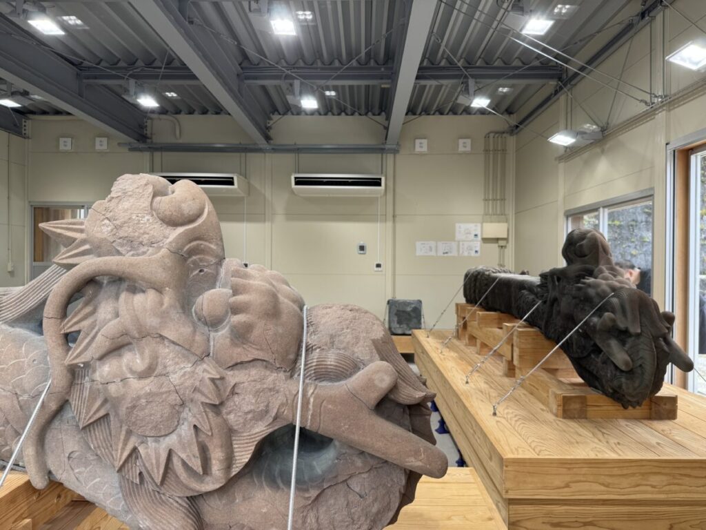 首里城火災の中焼け残った龍柱が展示されている