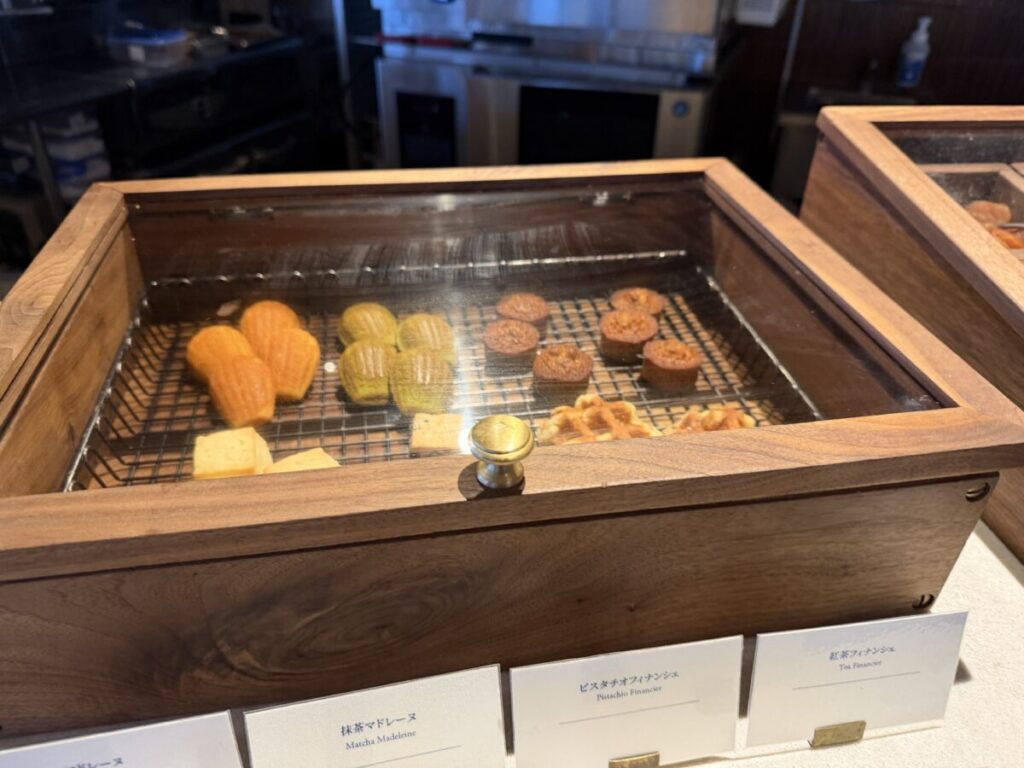 那覇サウスウエストグランドホテルのラウンジのティータイム焼き菓子
