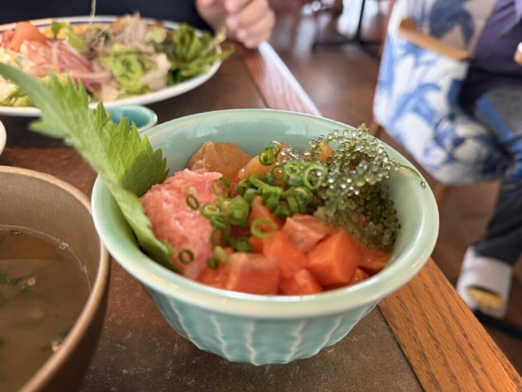 那覇サウスウエストグランドホテルの朝食海鮮丼